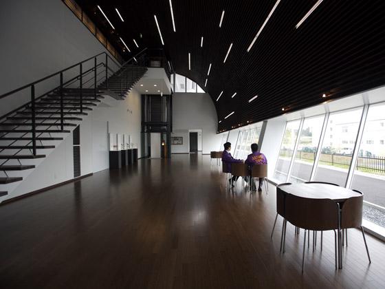 TAKUBO ENGINEERING CO., LTD./【The reception】We used local 'Sanbu' cedar for the ceiling in the reception area to create a relaxed atmosphere.