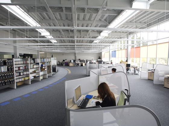 TAKUBO ENGINEERING CO., LTD./【The office】Bright and open office that makes the most of natural light from the north-facing windows.