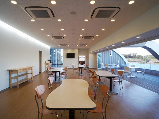 TAKUBO ENGINEERING CO., LTD./【The dining area】Large windows give the dining area an