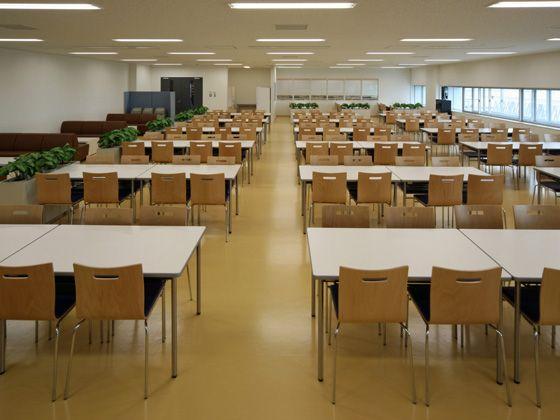 All Nippon Airways Co., Ltd. (ANA)/【Communication area】There are many tables and chairs, which allow large groups to take breaks at the same time. The vinyl leather chairs and sofas were selected for their maintenance ease. 