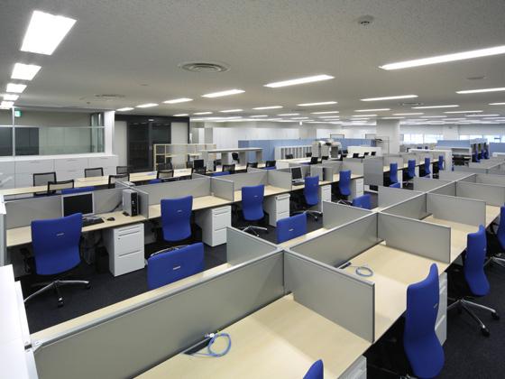 All Nippon Airways Co., Ltd. (ANA)/【Office area】The parallel layout does away with the barriers dividing the three occupant companies. Ample meeting space facilitates discussion.