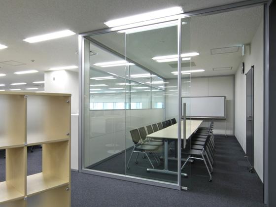 All Nippon Airways Co., Ltd. (ANA)/【Communication area】(Meeting room) The space promotes active discussions, with sliding doors that raise spatial efficiency and clear glass that expresses transparency.