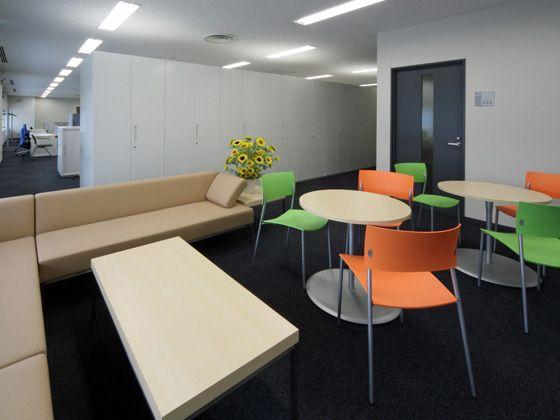 All Nippon Airways Co., Ltd. (ANA)/【Break area】Colorful chairs reminiscent of sunflowers and relaxing sofas provide a casual change of pace. 