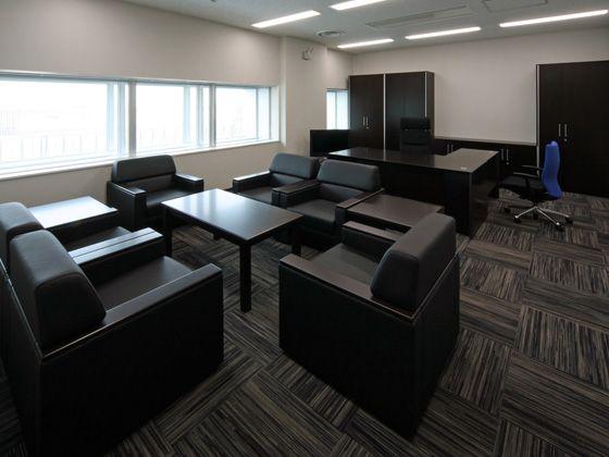 All Nippon Airways Co., Ltd. (ANA)/【Executive area】(Center Director's Office) A tranquil space with fully coordinated desk, chairs, reception set and wardrobe. 