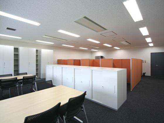 All Nippon Airways Co., Ltd. (ANA)/【Study room】(Book browsing) There is space for people to do intensive study on their own and space for people to learn in groups.  