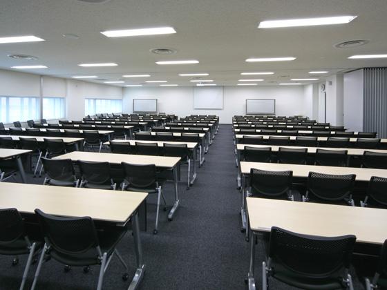 All Nippon Airways Co., Ltd. (ANA)/【Multipurpose meeting room】Tables and chairs have a storage function that allows them to be flexibly arranged in a seminar or meeting configuration.