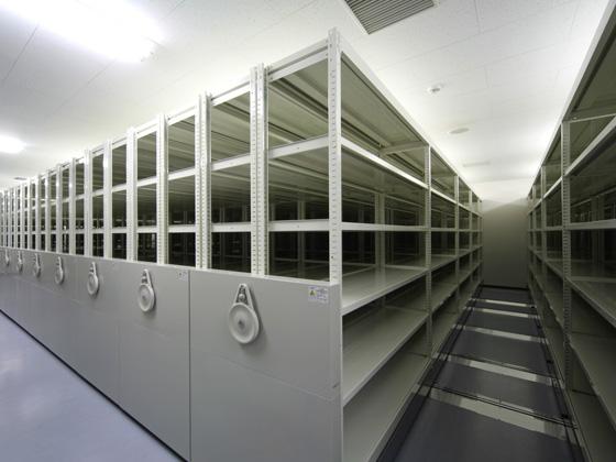 All Nippon Airways Co., Ltd. (ANA)/【Maintenance document storage room】The crank function raises storage capacity to the maximum extent. 