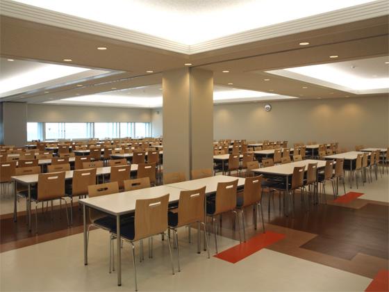 All Nippon Airways Co., Ltd. (ANA)/【Cafeteria】The bright space is filled with indirect light from the ceiling and the table layout makes taking meals an enjoyable experience. 