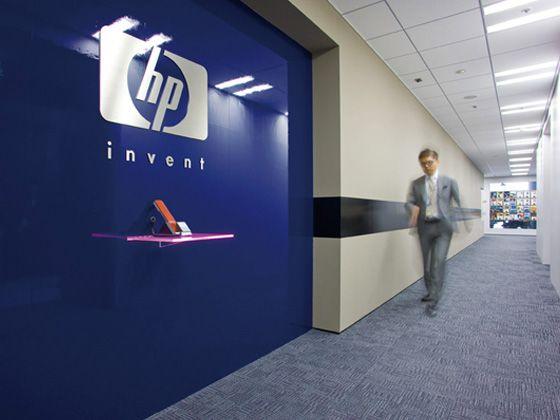 Hewlett-Packard Japan, Ltd./【Entrance area】Simple reception area based on 'simple design' policy. Reception table in seven colors creates an impact. 