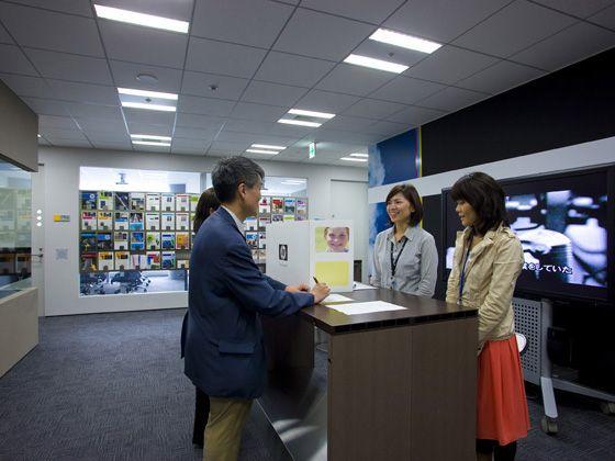 Hewlett-Packard Japan, Ltd./【Communication area】The solution lounge can be used for various applications. Tables made of recycled materials are used.