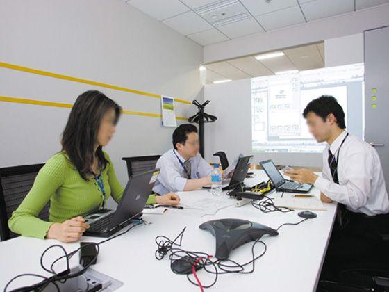 Hewlett-Packard Japan, Ltd./【Communication area】Meeting rooms can be used for company meetings or to meet with customers. The tables are narrow to promote heated communication.