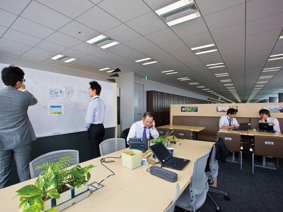 Hewlett-Packard Japan, Ltd./【Communication area】A cafe-style communication space. Brainstorming and other forms of collaboration are conducted using the white board.