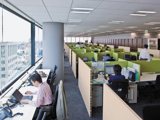 Hewlett-Packard Japan, Ltd./【Office area】The office area uses the address-free approach with tables and benches. The width of each seat can be changed with desk panels. 