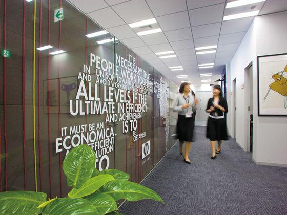 Hewlett-Packard Japan, Ltd./【Employee entrance 】A sign board at the employee entrance. The founder's words are designed in the shape of a world map to give employees pride and confidence.