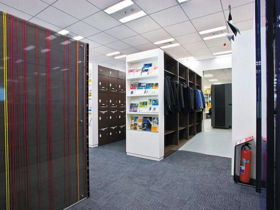 Hewlett-Packard Japan, Ltd./【Storage area】Space for personal lockers and coat hangers to put the address-free approach into practice. 