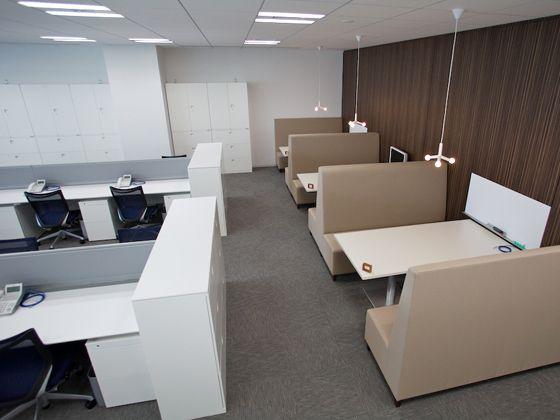 Tokyo Electron Device LTD./【Communication area】A sofa-adorned meeting space is located next to the office area.