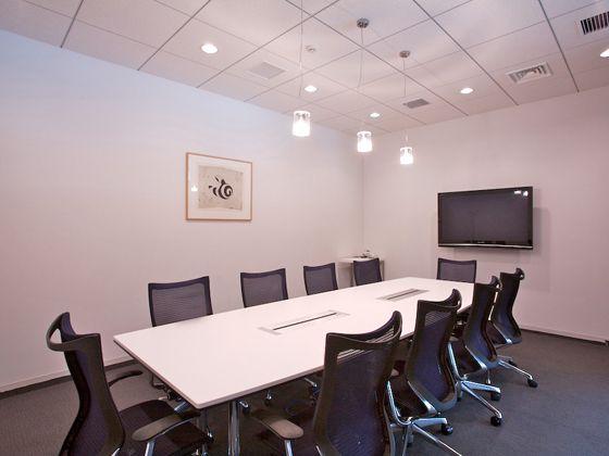 Tokyo Electron Device LTD./【Meeting room for visitors】The meeting room for visitors accommodates multimedia presentations. 