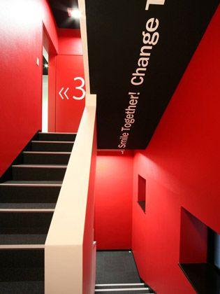 TECHTUIT CO.,LTD/【Staircase】A stimulating red space. The "together" message leads to the ceiling.