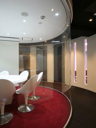 TECHTUIT CO.,LTD/【Meeting area】The symbolic central video conferencing room is decorated in red and white.