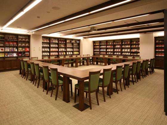 Financial Club inc./【Communication area】The seminar room features built-in bookshelves.