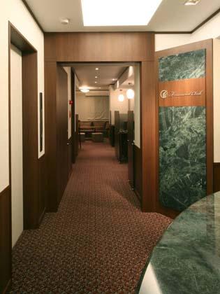 Financial Club inc./【Entrance area】The 9th fl. entrance to the members-only salon uses serpentine for a high-grade finish.