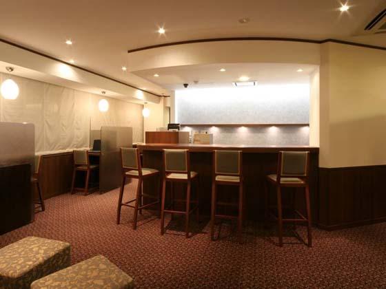 Financial Club inc./【Break room】There is a bar counter that makes you want a drink and an Internet space with retro-modern pendant lights.