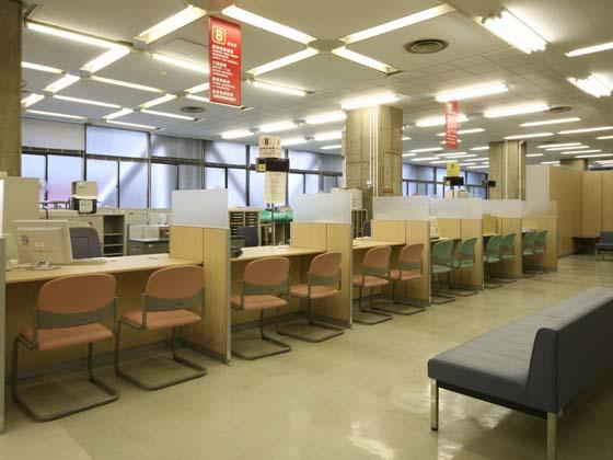 Yokohama City, Kanagawa Prefecture/【Hodogaya Ward - Service counter】The low counters have partitions that enable consultation in a relaxed setting.