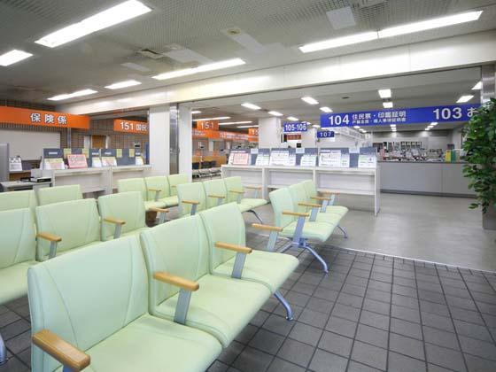 Yokohama City, Kanagawa Prefecture/【Kanagawa Ward - Waiting area】The lobby chairs have armrests to make it easy for older people to stand up. 