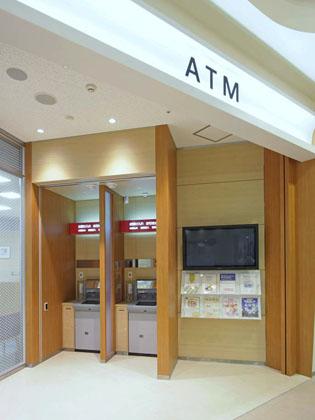 The Okazaki Shinkin Bank/【ATM area】The layout provides privacy and space to line up. 