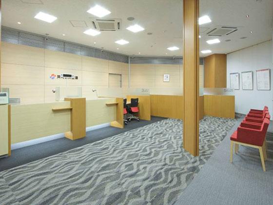 The Okazaki Shinkin Bank/【Counter】The furniture layout and floor design are richly expressive.