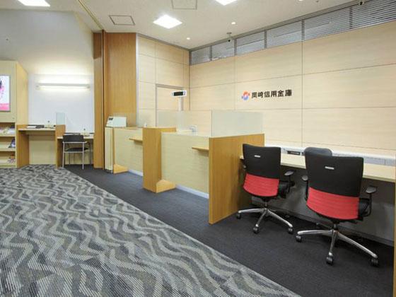 The Okazaki Shinkin Bank/【Counter】The low counters in the foreground are designed to be usable by people in wheelchairs.