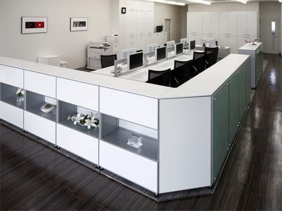 Wada Aircraft Technology Co., Ltd./【Office area】The space is unified with white furniture and dark wood flooring.