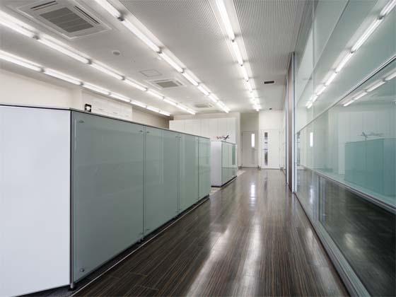 Wada Aircraft Technology Co., Ltd./【Office area】The office interior is unified with glass materials.