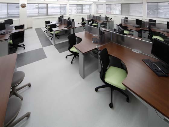 Wada Aircraft Technology Co., Ltd./【Office area】The office space for the engineering section consists of L-shaped desks.