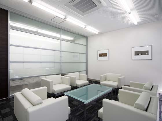 Wada Aircraft Technology Co., Ltd./【Communication area】The reception rooms feature a modern design. 