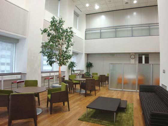 Kirin Kyowa Foods Company, Limited/【Lounge area】The lounge can be freely used by both visitors and employees. There are also 3-meter high plants.