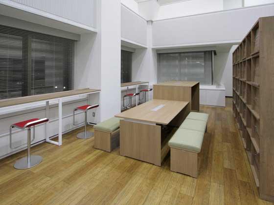 Kirin Kyowa Foods Company, Limited/【Break area and library】The break area and library in the corner of the office.