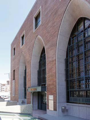 The Hokkoku Bank, Ltd./【Exterior】Three arches on the front facade.