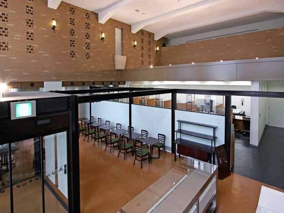 The Hokkoku Bank, Ltd./【Café】The open, high-ceilinged space conveys the feel of the early Showa period. 