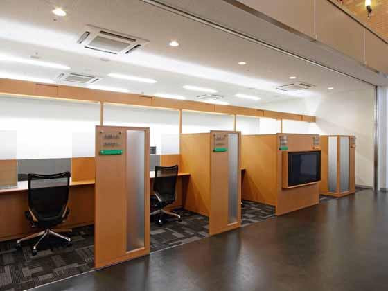 The Hokkoku Bank, Ltd./【Bank branch】(Counters) All the branch's counters are low.