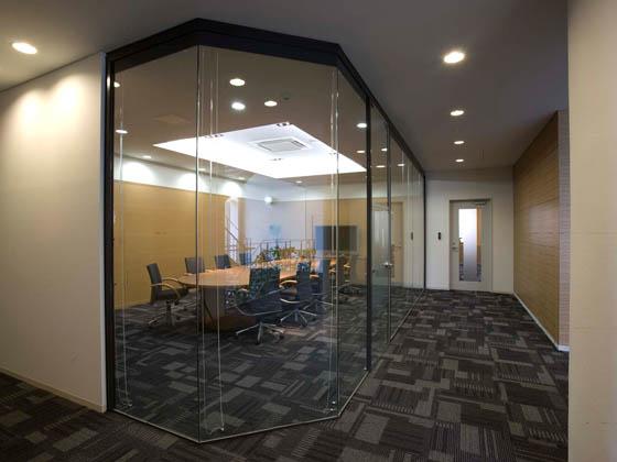 COSMO SYSTEM, inc/【Presentation room】Sleek glass dividers are used for a sleek, relaxed space.