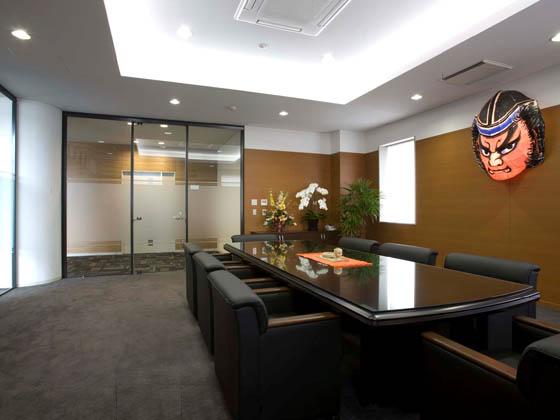 COSMO SYSTEM, inc/【Reception and meeting rooms】The furniture that is used has a stately air. The chairs have casters to make them easy to take out and put away.