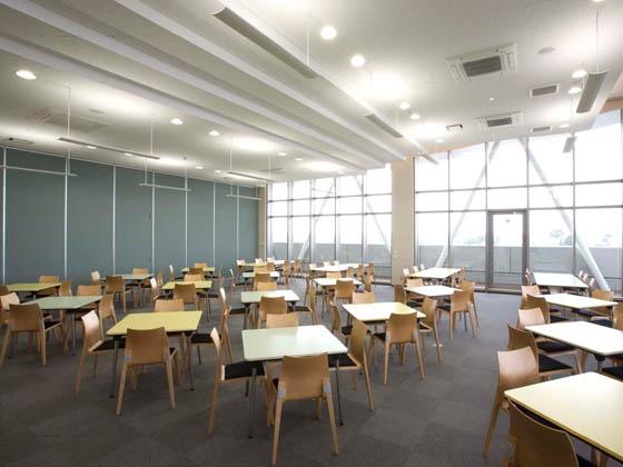 COSMO SYSTEM, inc/【Community room】The pale-toned, wood-grained furniture cheerfully ties the space together.