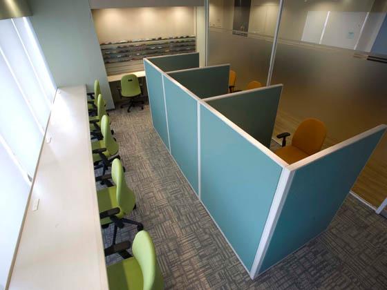 COSMO SYSTEM, inc/【Library】Employees can read or listen to music in this space, which features pop-art inspired green and orange. 