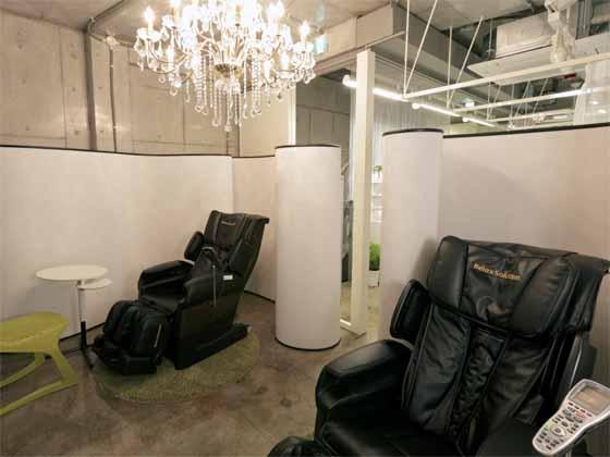 iibon.s/【Nail salon】(Partout - Nail salon on 2nd fl.) Relaxing massage chairs.