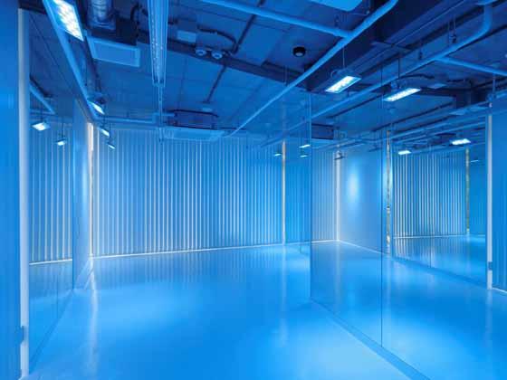 iibon.s/【Yoga studio】(Tonir - color yoga studio on 3rd fl.) The studio lit in blue light. 