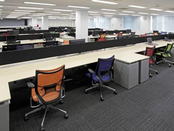 ABB Bailey Japan/【Workstation】People can choose the color of chair they want to use. 