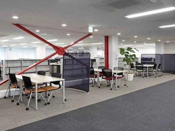 ABB Bailey Japan/【Discussion space】The braces for earthquake-proofing are part of the office design.