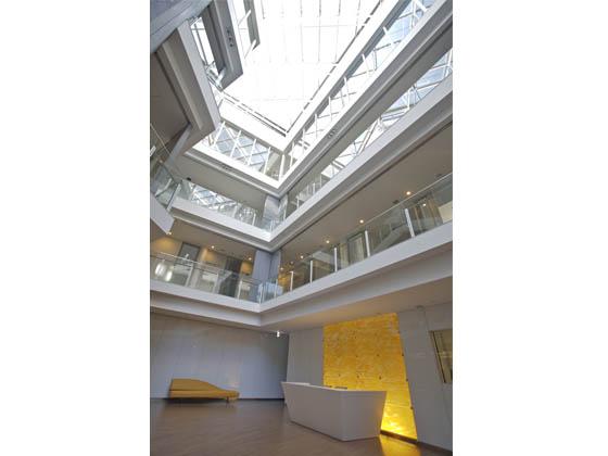 Ambassade de France au Japon/【Entrance】A bright space with a ceiling vaulted to the fourth floor.