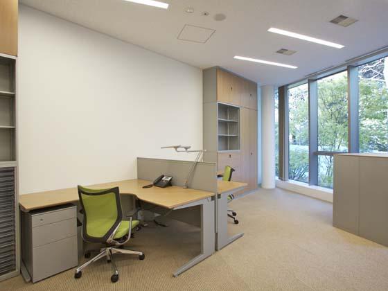 Ambassade de France au Japon/【Office area】All rooms face the garden for a space with abundant greenery.